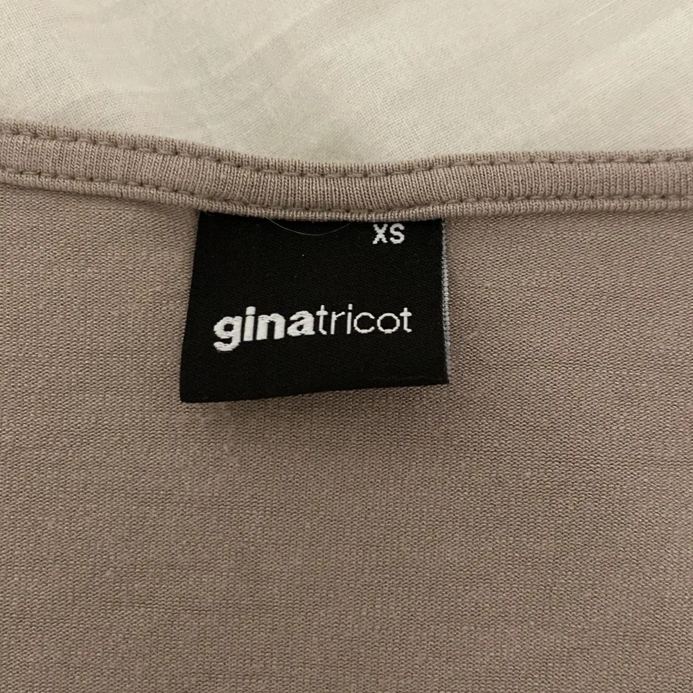 Skitsnygg tröja från Gina 💗säljes då den inte kommer till användning och är sällan använd så bra skick 💗. Tröjor & Koftor.