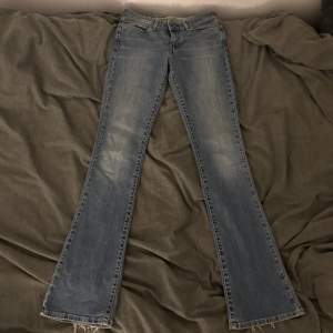 Säljer dessa populära Levis jeansen. Lågmidjade och bootcut stl 27/32-34. Finns inte att köpa längre. Säljer då dom är för små för mig! Har inte satt något pris så kom med förslag!❤️Tryck inte på köp nu!