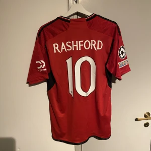 Man U fotbollströja  - Riktigt fet tröja. Storlek M i superbra skick.