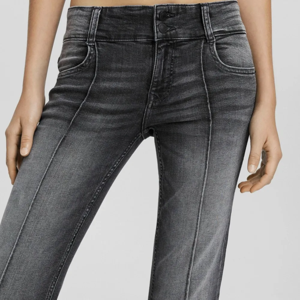 Säljer dessa lågmidjade berska jeans då dom är för stora, andvända 2 ggr. Jeans & Byxor.