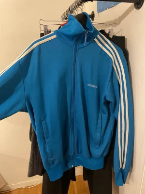Adidas zipup  - Adidas zipup i storlek M