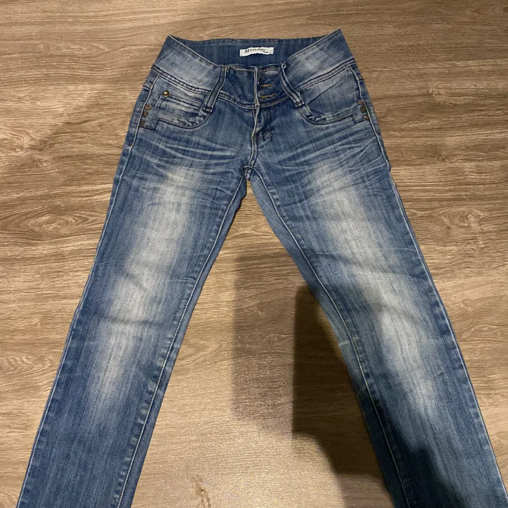 Snygga lågmidjade jeans ifrån monday😻 säljer för att dom tyvärr har blivit för korta men också för att dom inte kom till användning . Jeans & Byxor.