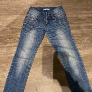 Snygga lågmidjade jeans ifrån monday😻 säljer för att dom tyvärr har blivit för korta men också för att dom inte kom till användning 