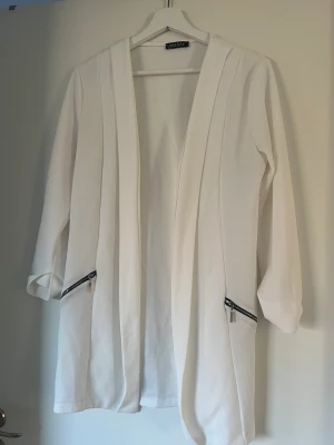 Elegant cardigan 🤍 - Detta plagg har endast används 2-3 gånger ungefär, därför är den fortfarande i bra skick. Den är vit och stilren📌