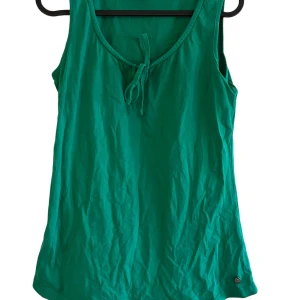 Grönt linne  - Fint grönt linne med snörning 