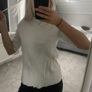 Vit T-shirt  - Jättefin vit tröja från Vila, kommer ej till användning🙌🏼