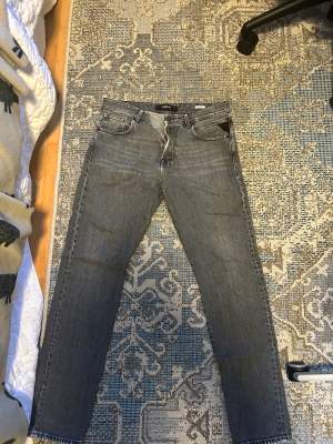 Säljer ett på replay jeans har haft hål i dom som har blivit lagade så därför det billiga priset. Vid fler frågor eller fler bilder så är det bara att skriva.