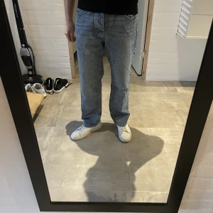 BoohooMAN jeans regular  - Storleken i jeansen är 34. Passar bra på mig som är 180cm lång och väger omkring 70kg. Väldigt bekväma jeans i en fet ljusblå färg. Priset går att diskutera.
