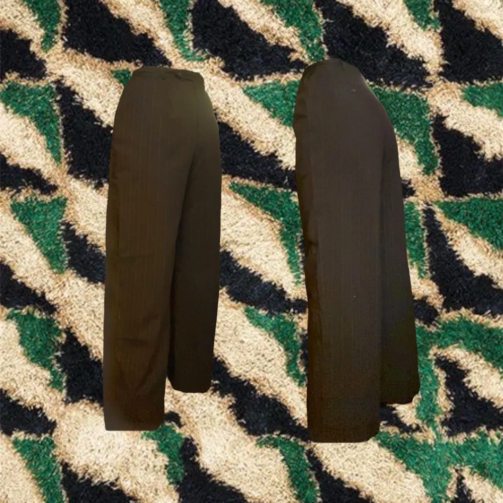 Bruna vintage kostymbyxor från Ralph lauren!! 100% wool, Sitter som Palazzo byxor, omsydda i midjan för att passa 36-38 :)) Djupa fickor👍. Jeans & Byxor.