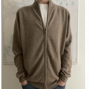 100% Kashmir Full zip  - Säljer nu denna skit feta full zipen från Gobi Cashmere. Den är i 100% Kashmir och kvaliteten är lika bra om inte bättre än soft goat. Den har fickor på sidorna som inte syns på bilden. Nypris ligger på 220€ som är ca 2700 kr. Storlek S. Så gott som ny
