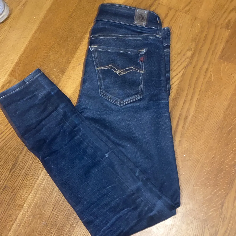 Säljer mina feta reaplay jeans. Knappast e använda och i skit bra skick. Storlek w26 L32. Org pris är 1700kr men säljer mina för 499.Pris kan diskuteras vid snabb affär.. Jeans & Byxor.