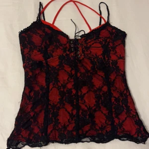 Söt spetstopp - Söt röd och svart spetstopp från Queen of Darkness i storlek S. Begagnad från fb-marketplace.