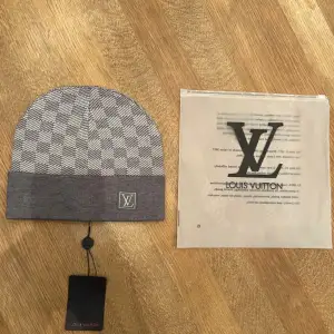 Hej. Säljer denna riktigt snygga Louis Vuitton mössa. Skick 10/10 och är en 1:1 kopia. Säljer för 500kr. Kan gå ner i pris vid snabb affär.