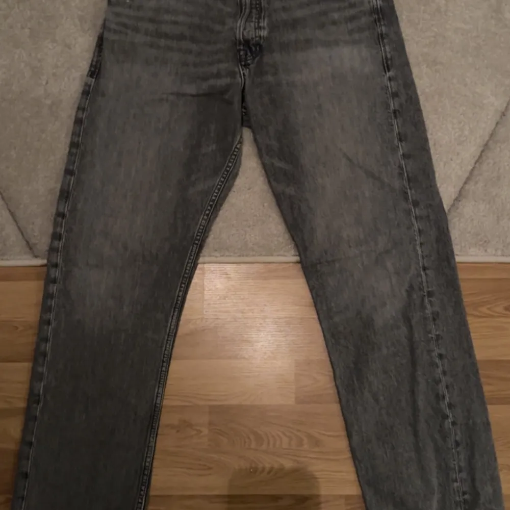 Ett par gråa jeans från Jack and Jones nästan aldirg använde säljer pga att de inte passar mig längre. Ställ gärna frågor vid funderingar. Jeans & Byxor.