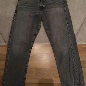Ett par gråa jeans från Jack and Jones nästan aldirg använde säljer pga att de inte passar mig längre. Ställ gärna frågor vid funderingar