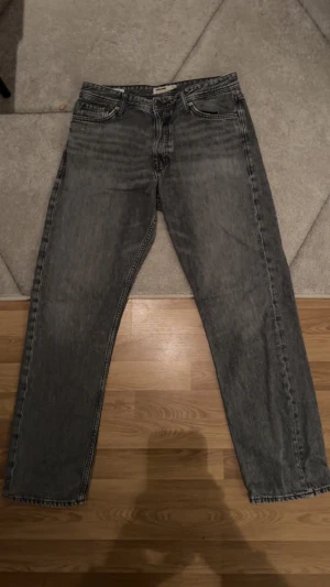 Gråa Jack and Jones jeans - Ett par gråa jeans från Jack and Jones nästan aldirg använde säljer pga att de inte passar mig längre. Ställ gärna frågor vid funderingar