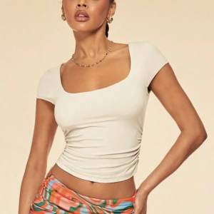 Shein tröja - Brukar vanligtvis ha storlek S så M var för stor på mig. Aldrig använt denna😊 Ordinarie pris: 79kr