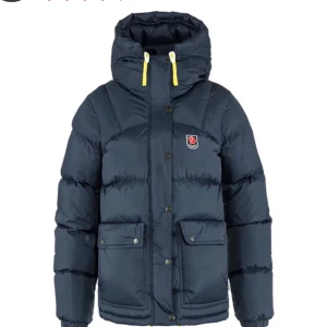 Fjällräven jacka  - Fjällräven jacka i storlek xxs, har aldrig andvänds men köpte den på plick. Säljer den för att den var lite stor för mig och ville hellre ha den i svart. 