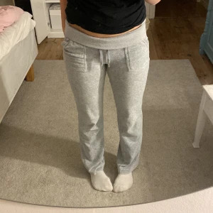 juicy couture - jag säljer mina fina juicy byxor, känner att dom inte riktigt kommer till använing. storlek xs med fickor, inget fel på dom.❤️ (ändas swish och köparn betalar frakten) kan mötas.