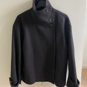 Arket kappa  - Så fin arket kappa, använd endast en gång så i nyskick! Passar till allt! 