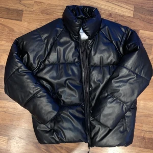Jacka  - ⭐️Svart jacka i läderimitation från Bershka   ⭐️I storlek S men oversized fit   ⭐️Använd ett fåtal gånger och skicket är som nytt