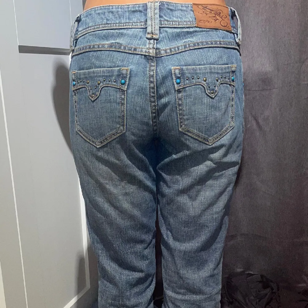 fina jeans med pärlor på bakfickorna. lite förstora så därför säljer jag :) har normalt strl S. Jeans & Byxor.