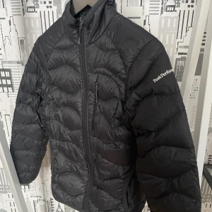 Peak jacka med dun  - Superfin Peak jacka, MYCKET bra skick, sälj pga för liten! Perfekt att ge bort i julklapp eller kanske skämma bort dig själv!!
