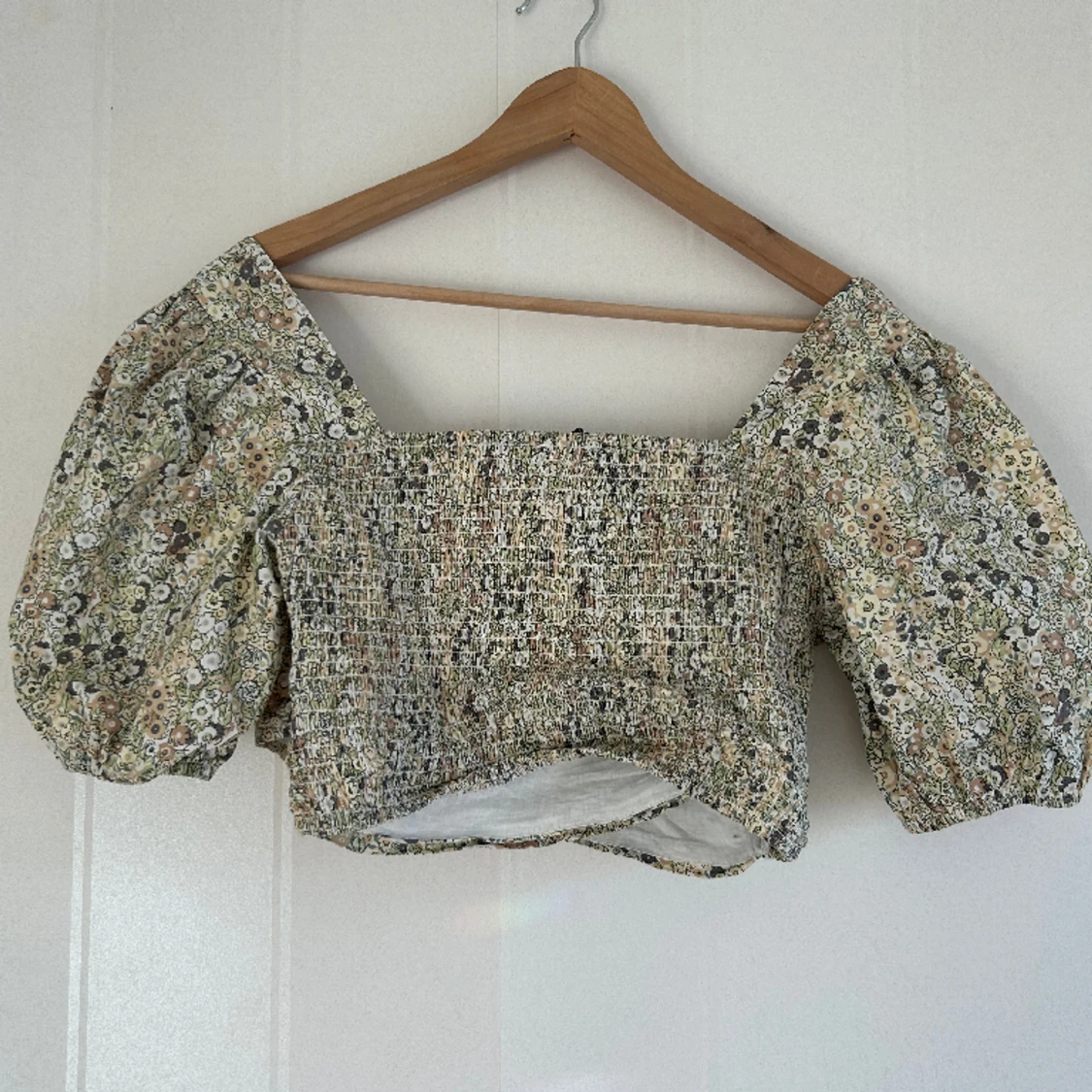 NA-KD blommig topp med puffarmar💚 - 91