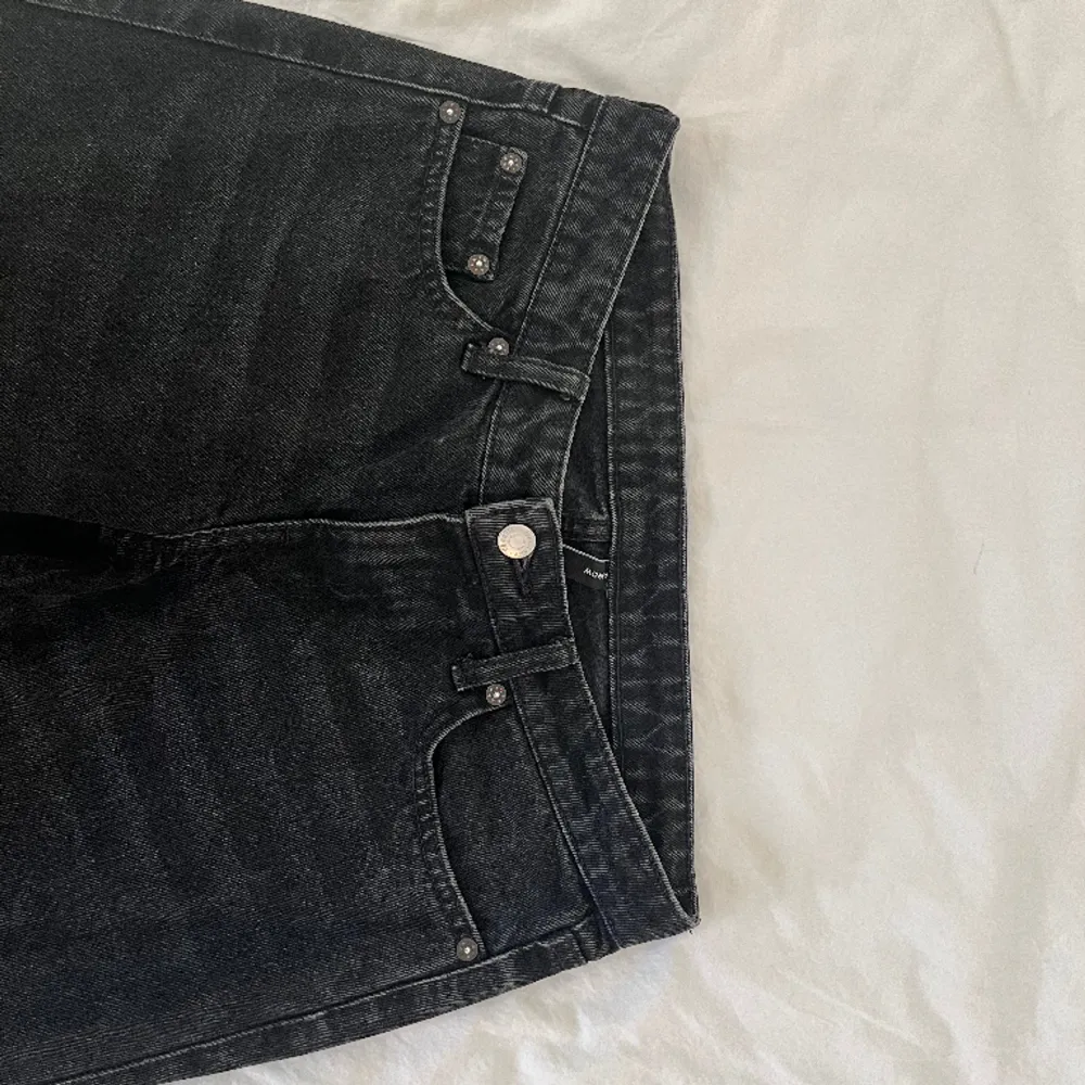 Lågmidjade jeans från weekday i modellen arrow. Bra skick!. Jeans & Byxor.