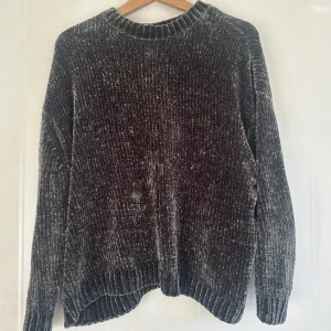 Armégrön stickad tröja från pull&bear - Väldigt mjuk stickad tröja från pull&bear i superfin grön färg! Perfekt inför vintern💚