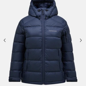 peak performance jacka  - säljer min mörkblå peak performance jacka🫶🏼sparsamt använd en vinter och i toppen skick, nypris: 4200kr