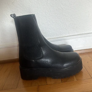 Boots - Säljer dessa snygga boots från Nelly. Köpta för ca 1 år sedan. Använda Max 3 gånger vid torrt väder. 