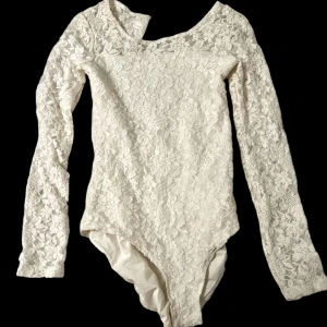 Spets body - Jättefin vit spets body i nyskick! Aldig använd💘 kontakta mig vid frågor<3