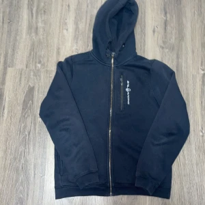Svart Sail Racing Zip Hoodie - Sail racing hoodie i underbar skick. Inga konstigheter Hör av er om ni undrar något!  Mvh/Daniel