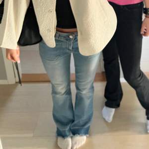 Intressekoll på mina ur snygga stella McCartney jeans som har fickor fram Samt coola detaljer längst ner vid benen💋 innerbenslängd: 67 cm Midja: 34