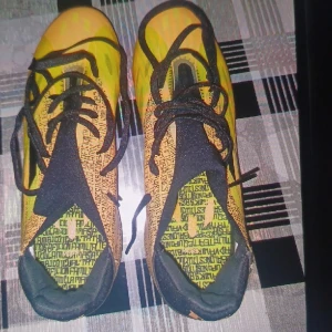 Fotboll skor  - Hej sälja fotboll skor från min pojke . Han har dockit aldrig på sig.  Storlek 38