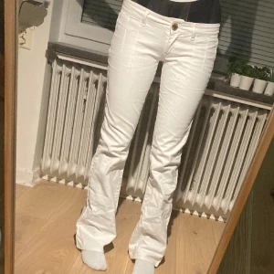 lågmidjade bootcut jeans - är tyvärr för små för mig  märke: elisabetta franchi