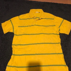 Polo t-shirt - T-shirt med krage, färgglad, knappt använd