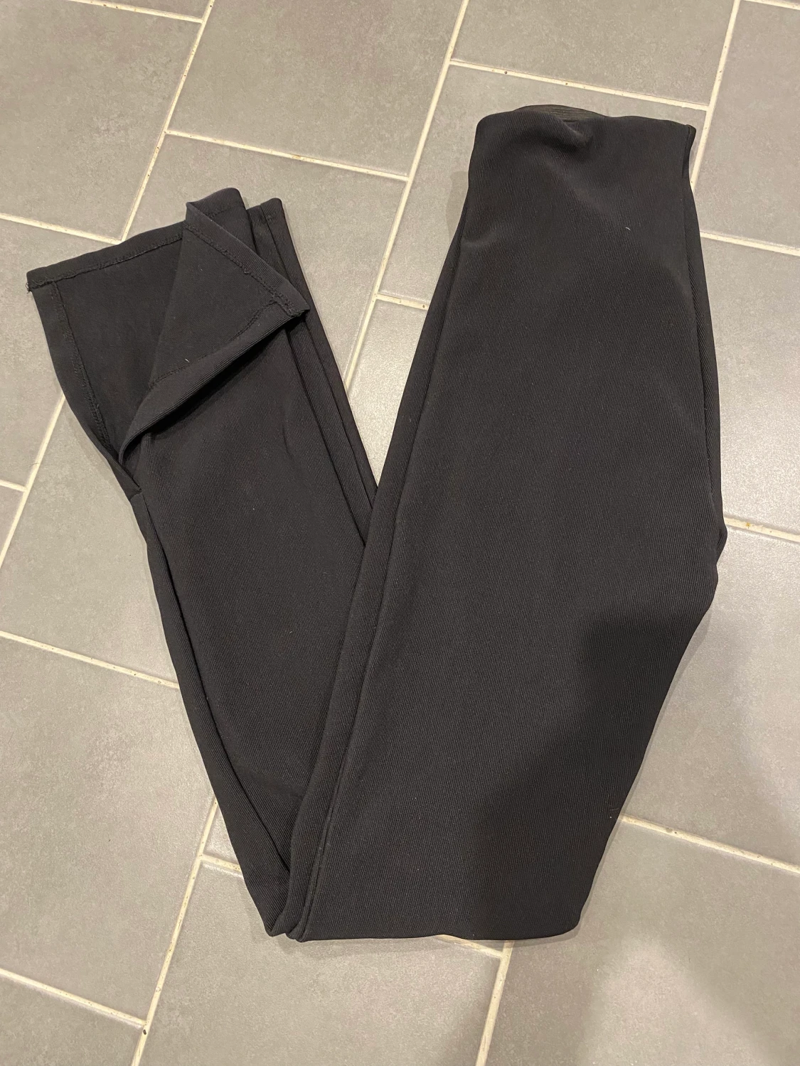 Ribbad byxa med slits