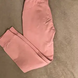 Rosa puma mjukisbyxor som är sparsamt använda. Det finns inga defekter på byxorna. Skriv privat för fler bilder