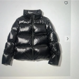 SÖKER - söker denna uniqlo jacka i storlek s eller m. Jag kan betala ganska bra. Skriv om ni är intresserade av att sälja. Vilken färg som funkar