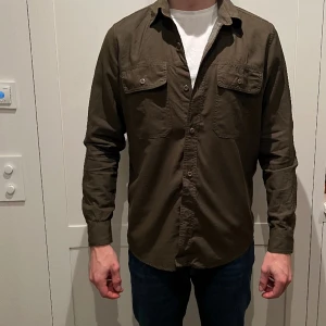 Ami Paris skjorta - Skjorta/ overshirt från AMI Paris. Storlek M, skick 10/10, aldrig använd. Nypris 2499:-, hör av dig vid frågor och funderingar. 