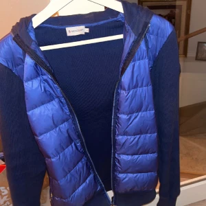 Moncler cardigan  - Säljer denna feta moncler cardigan då jag har köpt en ny kvitto finns samt mer bilder väldigt sparsamt andvänd tveka inte om frågor storlek L passar M 