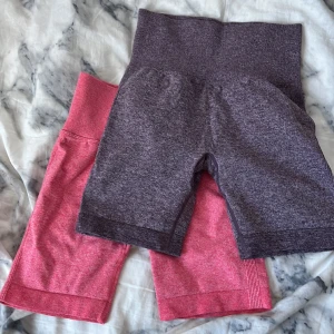 Gymshorts från Shein - Två par jättefina, färgglada gymshorts från Shein i storlek S. Scrunch i rumpan. Mycket bra skick! 70 för en eller 100 för båda!