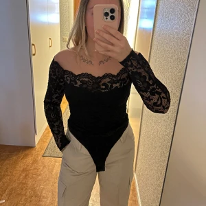 Spetsbody  - En snygg spetsbody! Använd en gång. 