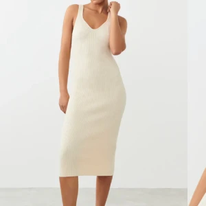 Knitted dress - Säljer en beige klänning, aldrig använd med prislapp på  