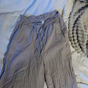 Linnebyxor  - Linnebyxor från HM, kan användas både högmidjade eller lågmidjade 