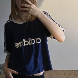 Klippt o upp sydd adidas tröja, perfekt till träning. (Andra bilden visar bättre bild på färgen) 