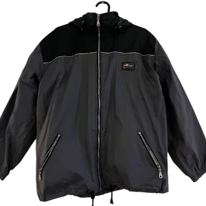 Grå vindjacka - Så snygg grå vindjacka/regnjacka med fina detaljer!⭐️⭐️ passar som strlk xs/s<3