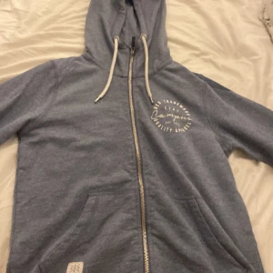 En enkel mysig tröja att ha på sig på fredagskvällarna  - En fin grå blå tröja med tunt matrial i bra skick.